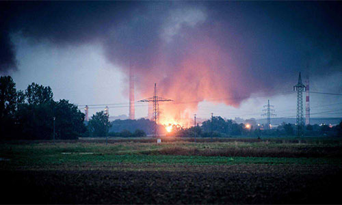 Gran incendio en una refinería en Alemania Gran incendio en una refinería en Alemania
